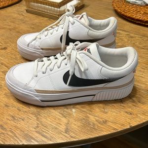 Nike Court Legacy Lift Women’s